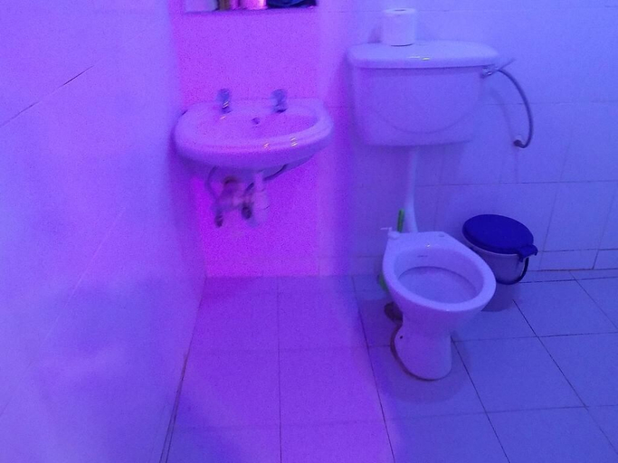 Bathroom, Star Royal Motel, Jinja