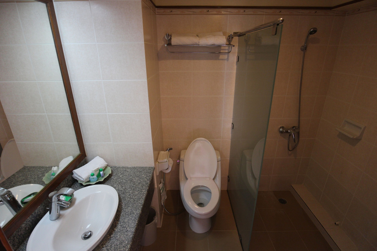 Bathroom 4, Phi Phi Hotel, Mueang Krabi