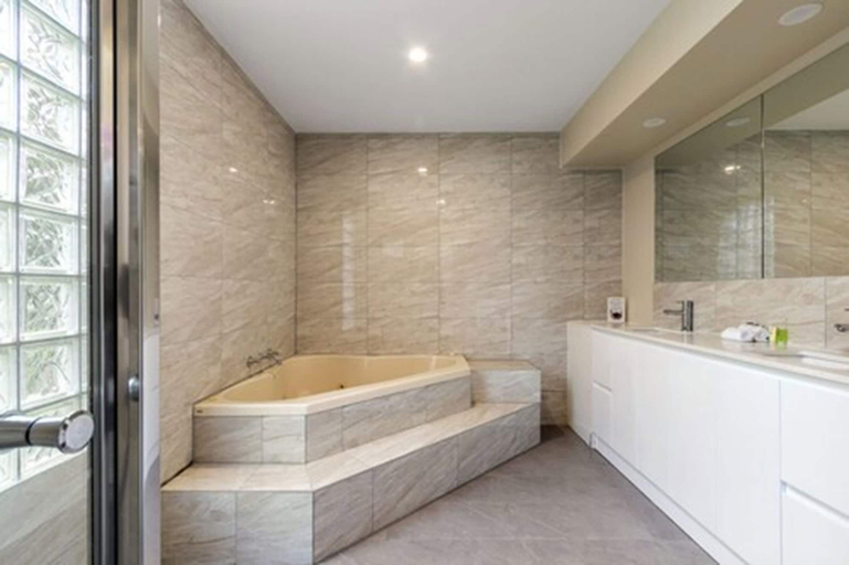 Bathroom 4, Knox International Hotel & Apartments, Knox - North-West