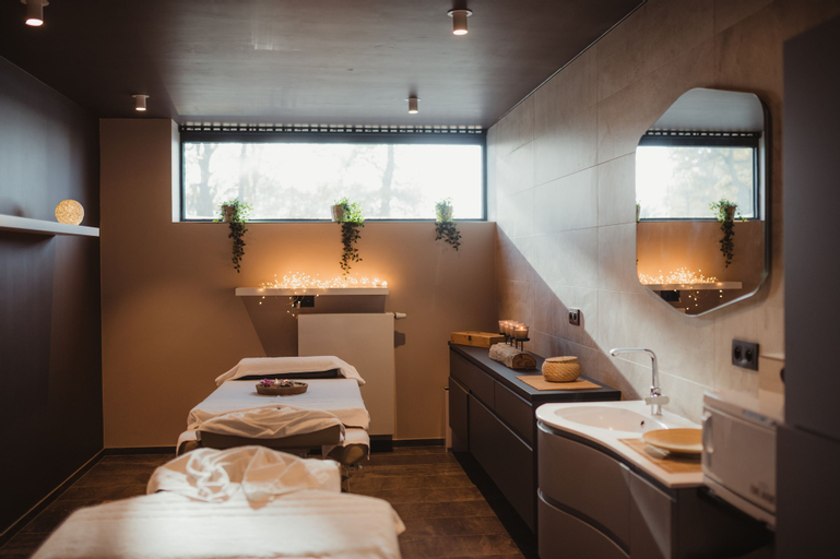 Bedroom 4, Golden Lakes Hotel, Hainaut