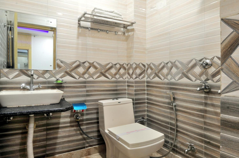 Bathroom 4, Hotel Karlo Kastle - Paharganj, Delhi