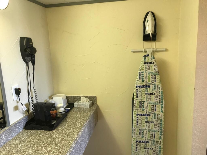 Others 4, Budget Inn, Ochiltree