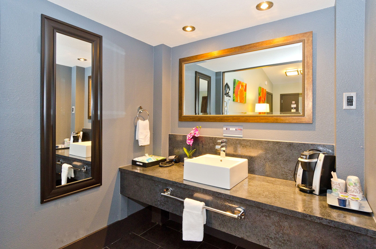 Bathroom 4, Centro Motel, Division No. 6