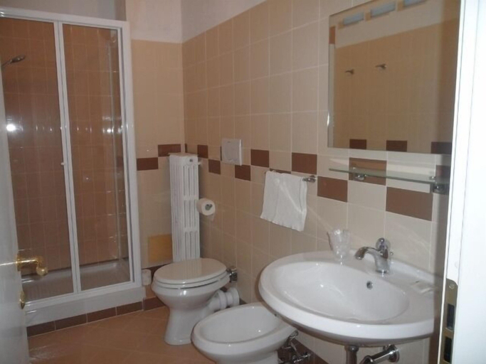 Bathroom 4, Albergo Giugni, Prato