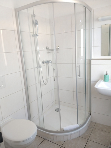 Bathroom 4, Hotel am Stadion, Bielefeld