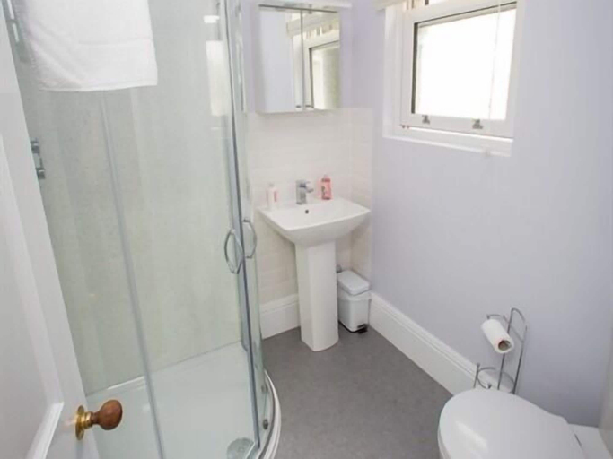 Bathroom 4, Studios At Glenthorne, Merthyr Tydfil