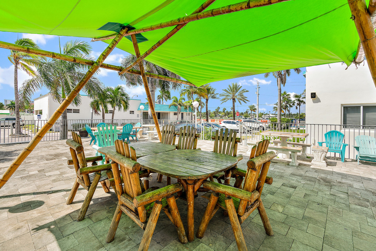 Food & Drinks 5, Hollywood Beachside Boutique Suites, Broward