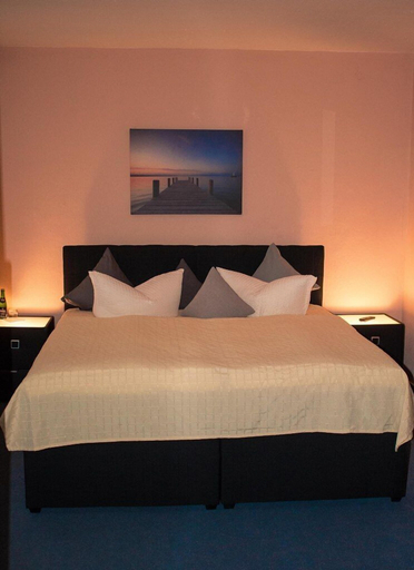 Bedroom 2, Hotel Ammerland, Wilhelmshaven