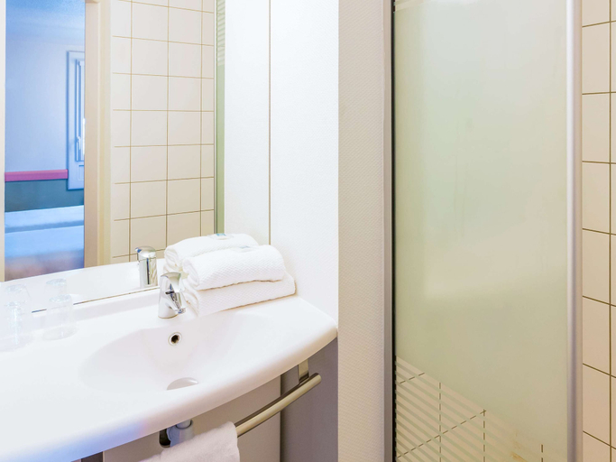 Bathroom 3, ibis budget Béziers Est Mediterranée, Hérault