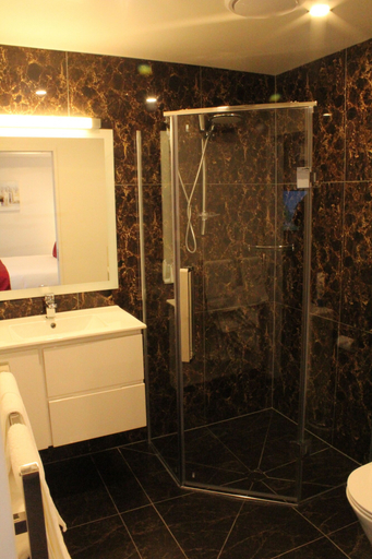 Bathroom 4, Bealey Plaza Motel, Christchurch