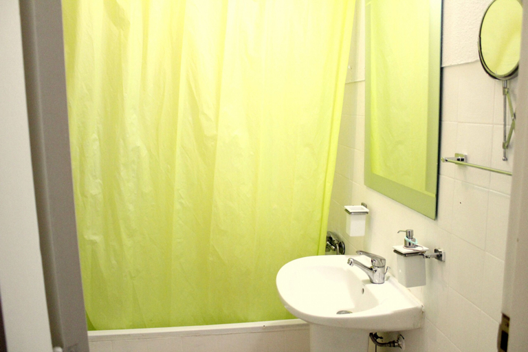 Bathroom, Central Apartment in Quarteira, Loulé