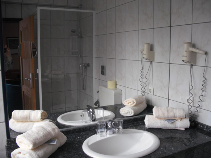 Bathroom 5, Hotel Ammerland, Wilhelmshaven