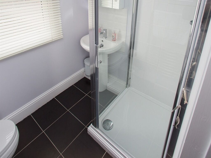 Bathroom 4, Studios At Glenthorne, Merthyr Tydfil