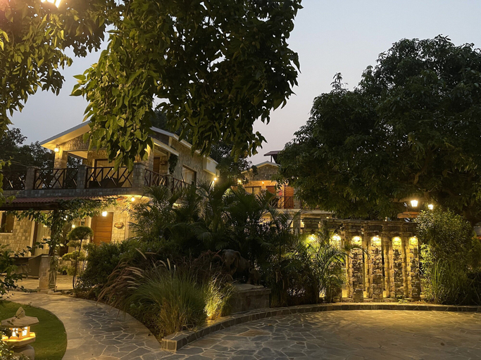 Exterior & Views