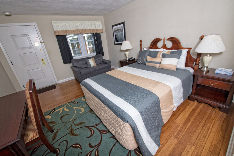 Bedroom 3, Colonial Inn Seekonk, Bristol