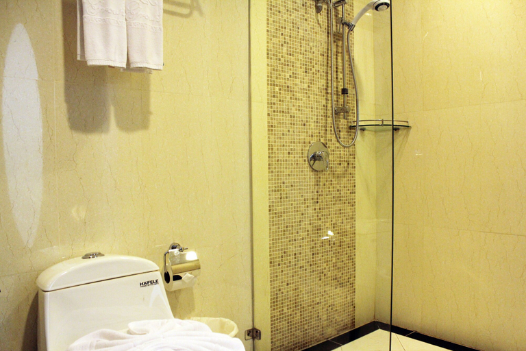 Bathroom 3, LK Crystal Place, Pattaya