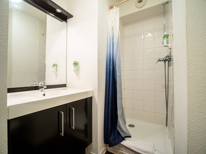 Bathroom 4, ResidHotel Saint Etienne Centre, Loire
