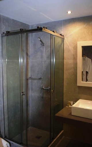 Bathroom 5, Giannoulaki Hotel, South Aegean