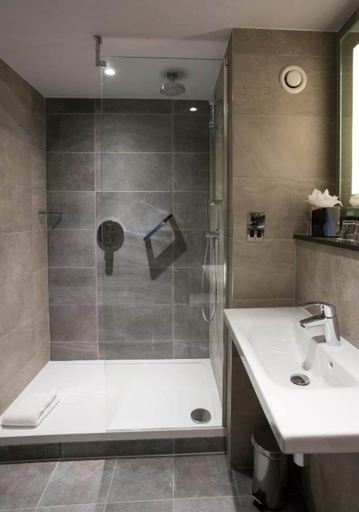 Bathroom 4, Maldron Hotel Newcastle, Newcastle upon Tyne
