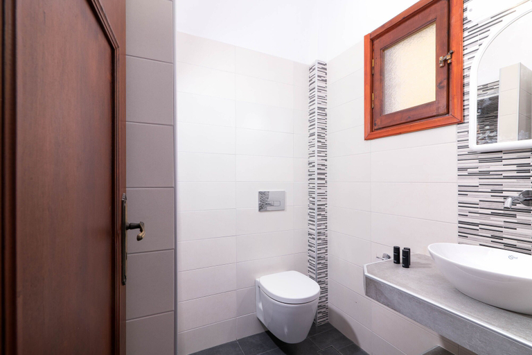 Bathroom 5, Mandilaria Studios, South Aegean
