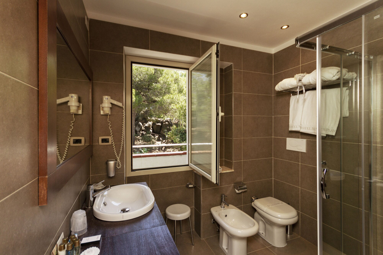 Bathroom 5, Hotel Simius Playa, Cagliari