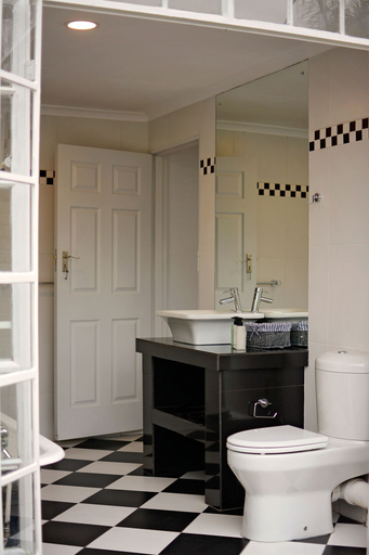 Bathroom 4, Number Eighteen Exclusive Guest Lodge, Harare