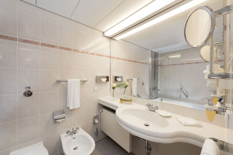 Bathroom 5, Maritim Hotel Magdeburg, Magdeburg