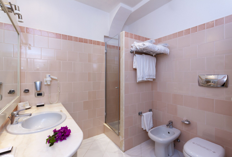 Bathroom 5, Hotel Simius Playa, Cagliari