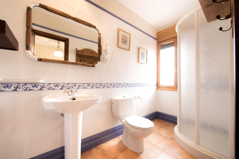 Bathroom 3, Hotel Restaurante Quintanares, Soria