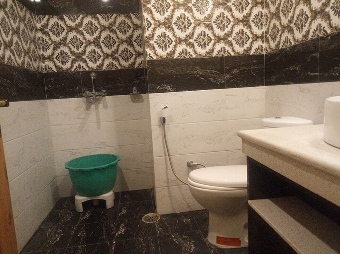 Bathroom 3, Hotel Nek, Reasi