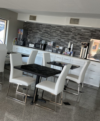 Food & Drinks 5, Super 8 by Wyndham Mont Belvieu/Baytown East, Chambers
