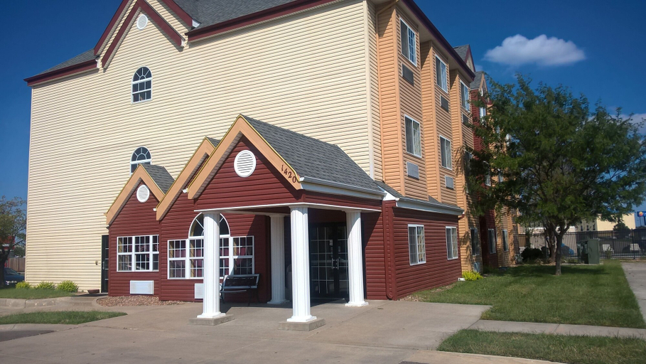 Exterior & Views 2, Days Inn & Suites by Wyndham Hutchinson, Reno