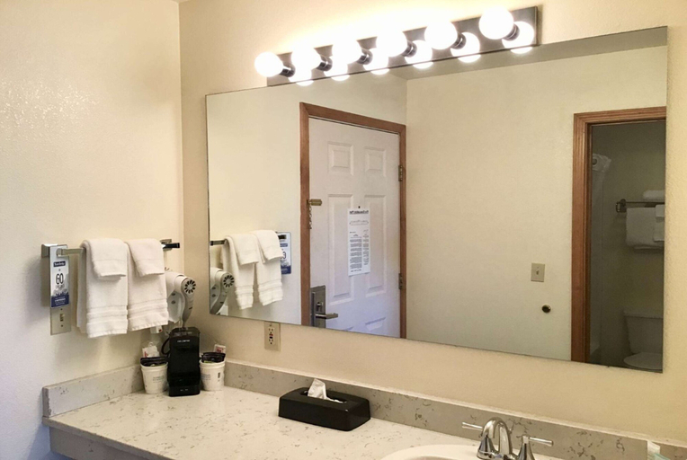 Bathroom 4, Travelodge by Wyndham Three Forks, Broadwater