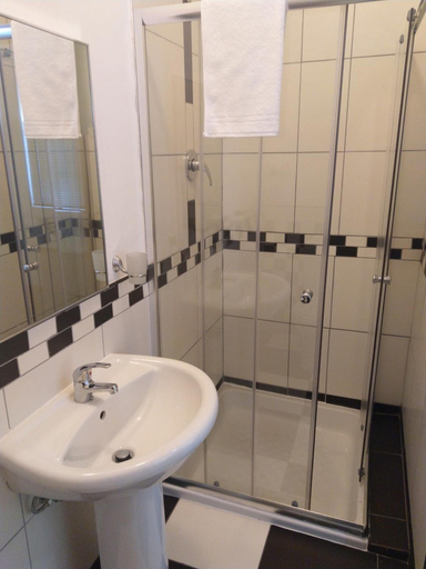 Bathroom 4, Savoy Hotel Beaufort-West, Central Karoo