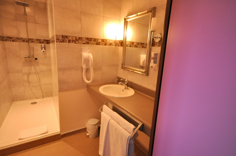 Bathroom, Brit Hotel Confort Alexia La Souterraine, Creuse
