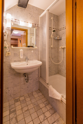 Bathroom 3, Gasthaus Goldener Hirsch, Suhl
