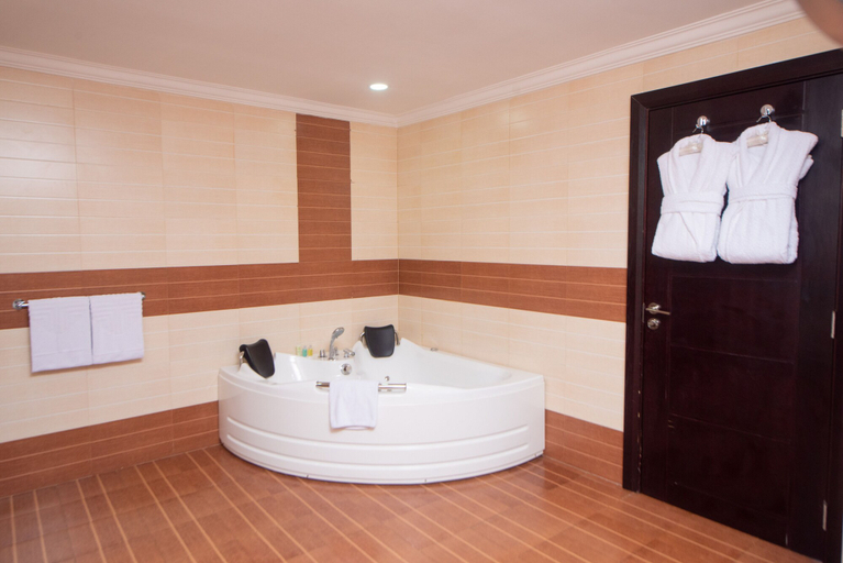 Bathroom 4, Crossroads Hotel Blantyre, Blantyre City