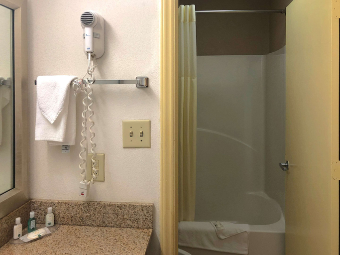 Bathroom 4, Quality Inn Bennettsville, Marlboro