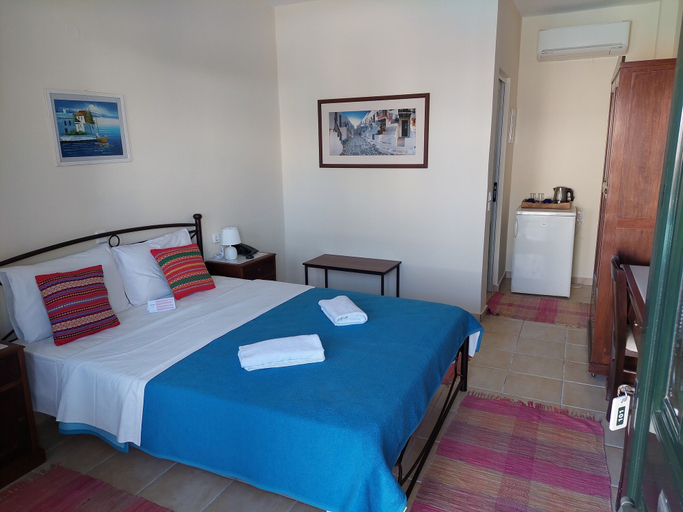 Bedroom 5, Ela mesa, Attica