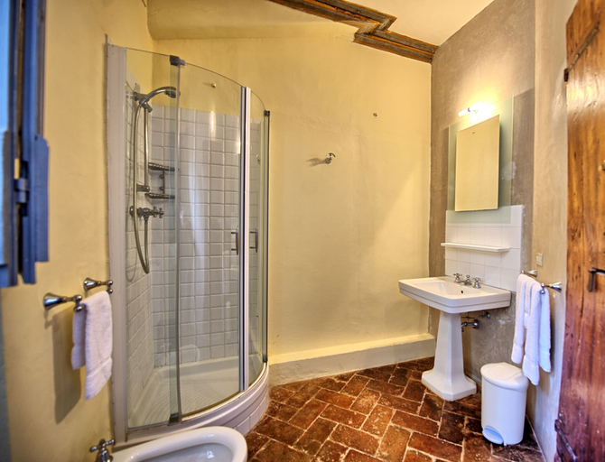 Bathroom 3, Castello di Montegufoni, Florence