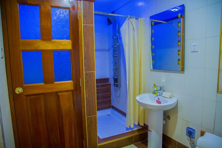 Bathroom 3, Shangri-la Hotel Muyenga, Kampala