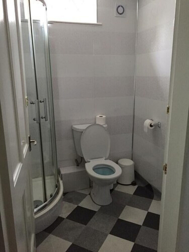 Bathroom 3, Queens Guesthouse Manchester, Manchester