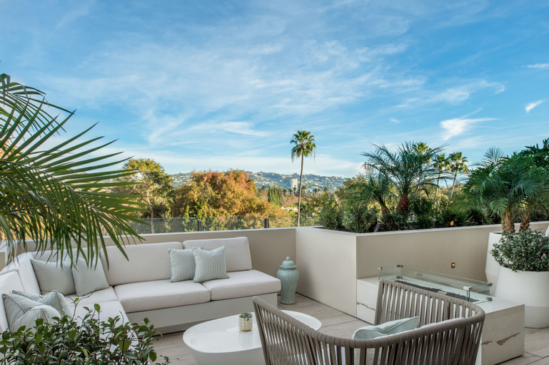 Exterior & Views 29