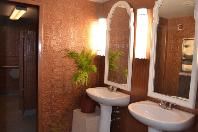 Bathroom 4, Cascades Inn, Monroe