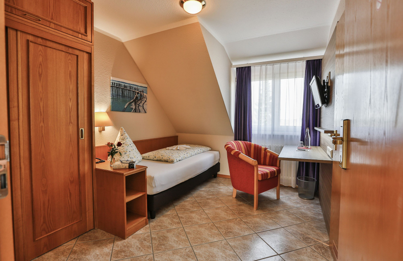 Bedroom 3, Hotel Restaurant zum Ochsen, Breisgau-Hochschwarzwald