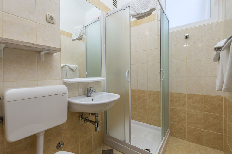 Bathroom 4, Apartment House Volta, Poreč