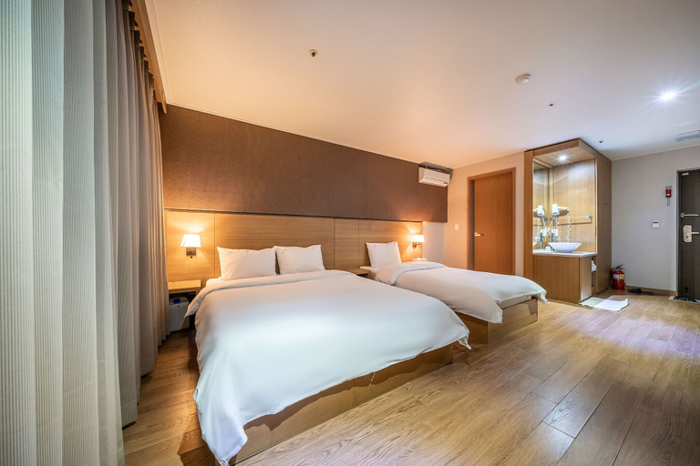Bedroom 4, Wolmido Stella Maris Hotel, Jung