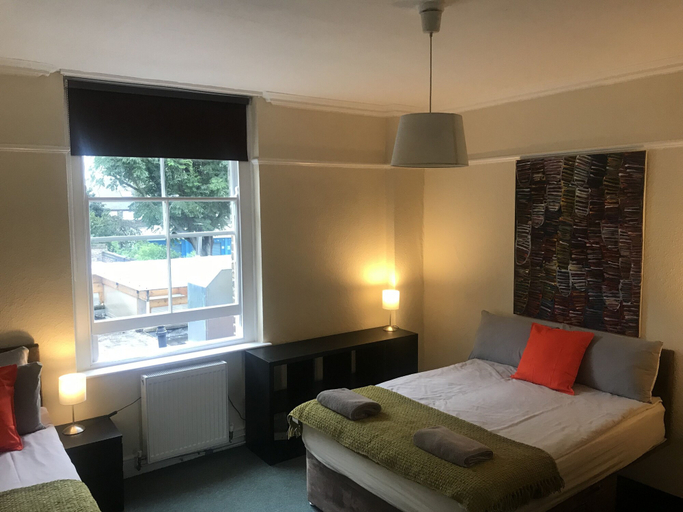 Bedroom 2, The Grange Pub, London