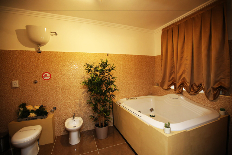 Bathroom 5, La Bella Napoli B&B, Napoli