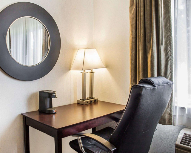 Others 5, Quality Inn & Suites Sturgeon Bay, Door